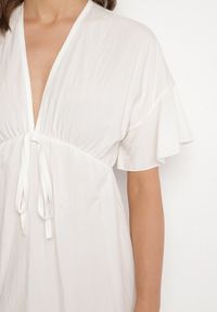 Born2be - Biała Nietoperzowa Sukienka z Wiskozą o Rozkloszowanym Kroju z Falbanką Tullimi. Okazja: na co dzień. Typ kołnierza: dekolt w kształcie V. Kolor: biały. Materiał: wiskoza. Styl: casual, elegancki #7