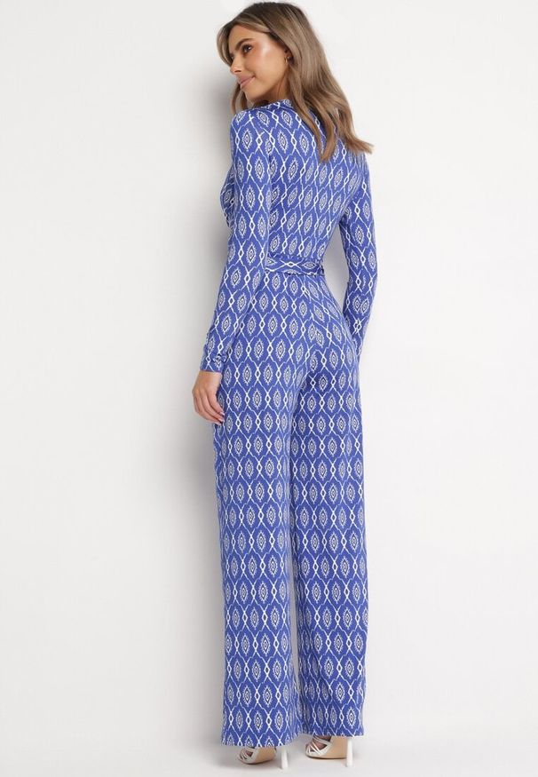 Born2be - Granatowy Elegancki Kombinezon z Geometrycznym Wzorem i Wiązanym Paskiem Alullina. Kolor: niebieski. Materiał: dzianina. Wzór: geometria. Styl: elegancki