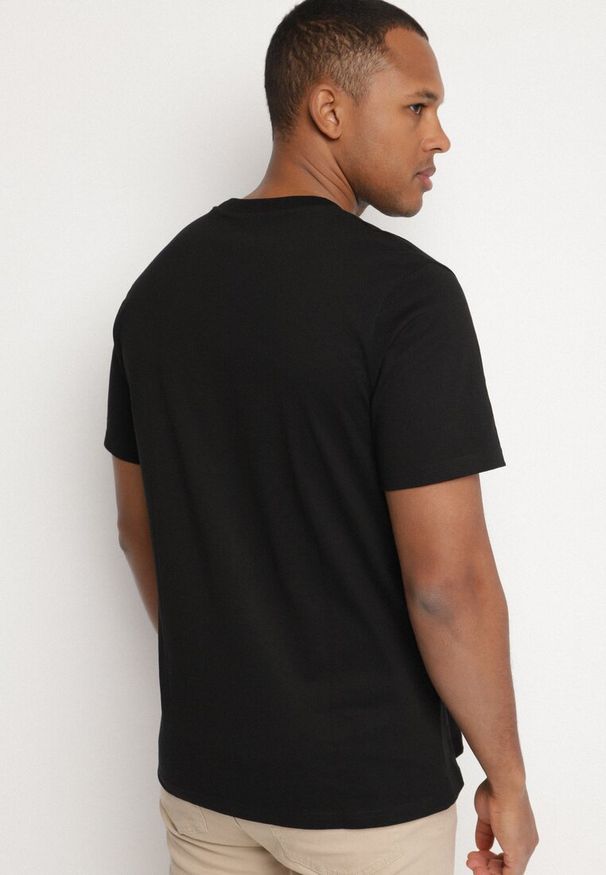 Born2be - Czarna Bawełniana Koszulka Zdobiona Nadrukiem Ulimora. Okazja: na co dzień. Kolor: czarny. Materiał: bawełna. Wzór: aplikacja, nadruk. Styl: klasyczny, casual, elegancki