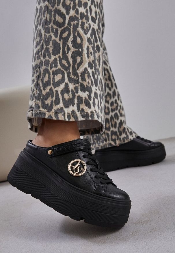 Renee - Czarne Sneakersy Vices na Platformie z Tłoczeniem Paskiem na Pięcie i Metaliczną Aplikacją Selfedi. Okazja: na co dzień. Zapięcie: pasek. Kolor: czarny. Materiał: jeans. Wzór: aplikacja. Obcas: na platformie