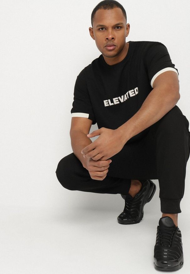 Born2be - Czarna Koszulka T-shirt z Napisem ELAVATED Kolianis. Okazja: na co dzień. Kolor: czarny. Wzór: napisy. Styl: casual, klasyczny