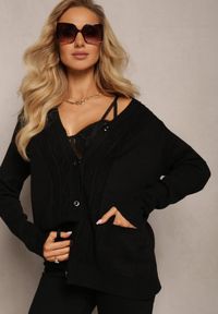Renee - Czarny Kardigan o Dopasowanym Fasonie z Guzikami Olisame. Kolor: czarny. Materiał: dzianina, materiał, wiskoza, nylon. Wzór: jednolity