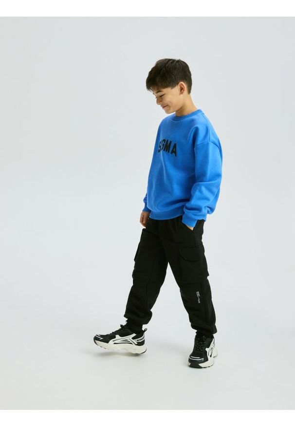 Reserved - Spodnie cargo - czarny. Kolor: czarny. Materiał: dzianina, bawełna