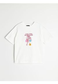 Sinsay - Bawełniana koszulka z krótkim rękawem i nadrukiem - kremowy. Kolor: kremowy. Materiał: bawełna. Długość rękawa: krótki rękaw. Długość: krótkie. Wzór: nadruk #1