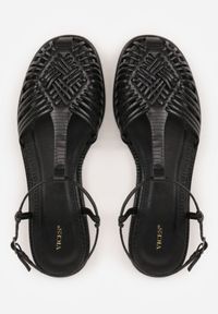 Renee - Czarne Sandały VICES z Przeplatanymi Paskami i Zakrytym Noskiem Usinlisa. Okazja: na co dzień. Zapięcie: pasek. Kolor: czarny. Wzór: paski. Styl: boho, casual, elegancki #3