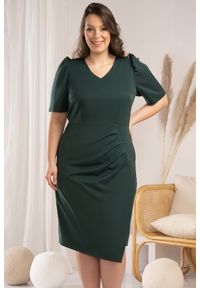 KARKO - Sukienka ołówkowa drapowany przód elegancka WITALIA zielona PROMOCJA. Okazja: na spotkanie biznesowe, do pracy. Kolekcja: plus size. Kolor: zielony. Materiał: wiskoza, elastan, tkanina, poliester. Długość rękawa: krótki rękaw. Typ sukienki: ołówkowe. Styl: elegancki. Długość: midi