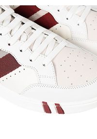 Bally Sneakersy "Wissal" | 6231628 | Wissal | Mężczyzna | Biały, Bordowy. Kolor: czerwony, biały, wielokolorowy. Materiał: skóra. Wzór: aplikacja, nadruk