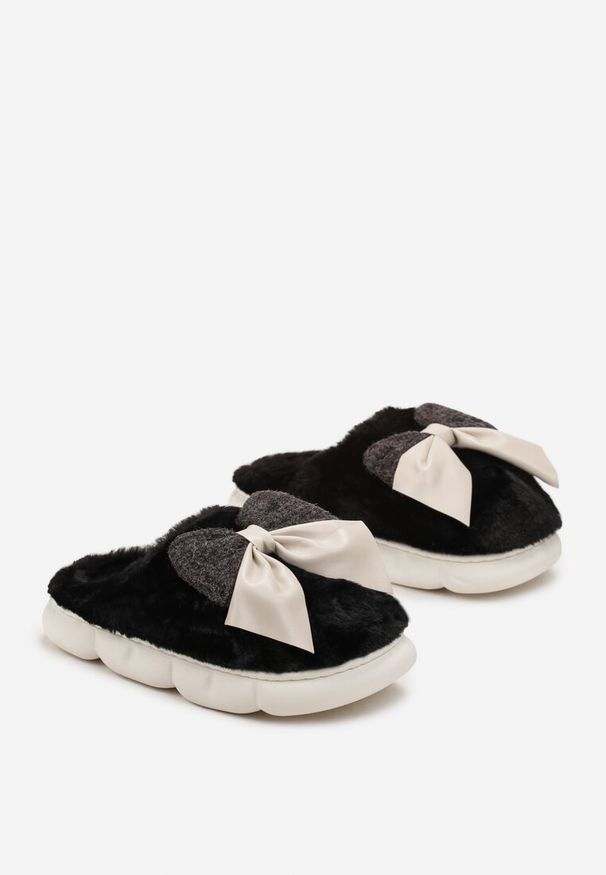 Born2be - Czarne Zimowe Kapcie z Futerka Ozdobione Kokardą Nilgedi. Kolor: czarny. Materiał: futro. Wzór: aplikacja. Sezon: zima
