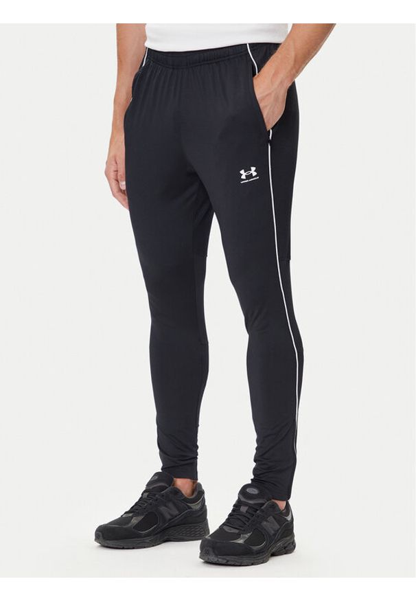 Under Armour Spodnie dresowe Challenger Training 6004044 Czarny Slim Fit. Kolor: czarny. Materiał: syntetyk, dresówka