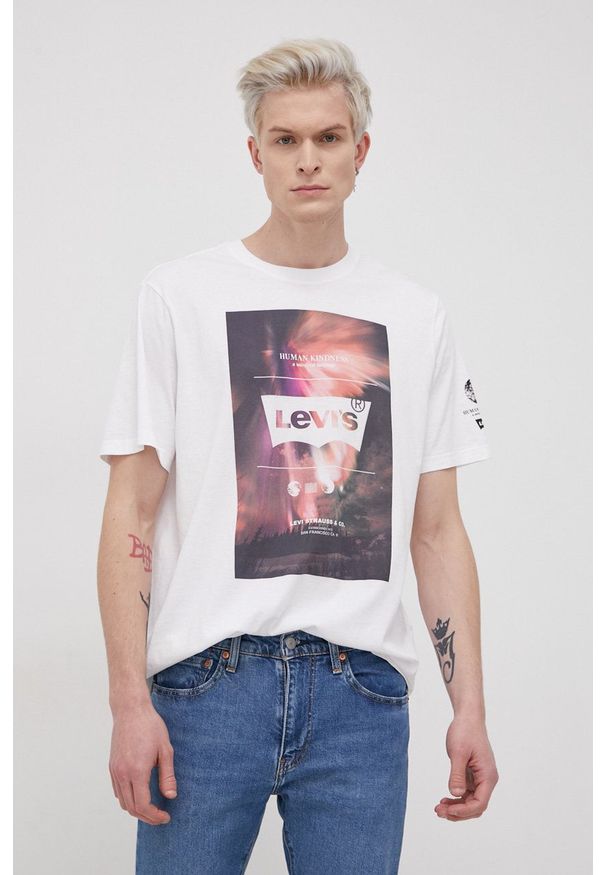 Levi's® - Levi's T-shirt bawełniany kolor biały z nadrukiem. Okazja: na spotkanie biznesowe. Kolor: biały. Materiał: bawełna. Wzór: nadruk. Styl: biznesowy