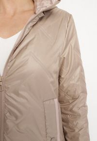 Born2be - Ciemnobeżowa Kurtka Pikowana z Odpinanym Kapturem i Ściągaczami po Bokach Nusarianis. Okazja: na co dzień, na spacer. Kolor: beżowy. Materiał: jeans. Długość rękawa: długi rękaw. Długość: długie. Styl: casual, elegancki #5