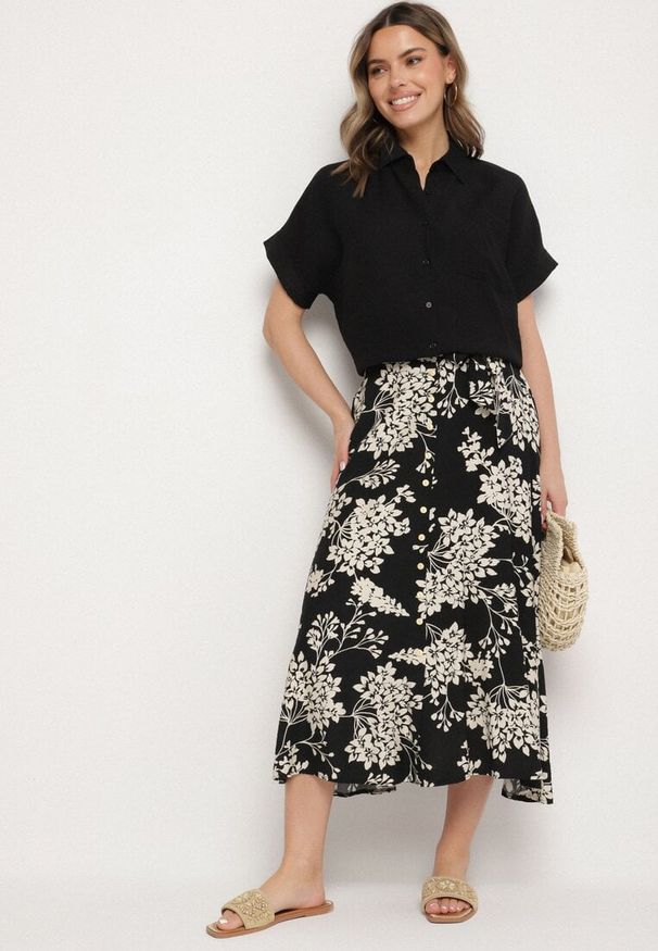 Born2be - Czarna Wiskozowa Spódnica w Kwiaty o Rozkloszowanym Kroju z Wiązanym Paskiem Levinda. Okazja: na co dzień, na spotkanie biznesowe, na spacer. Kolor: czarny. Materiał: wiskoza. Wzór: kwiaty. Styl: biznesowy, klasyczny, casual, elegancki