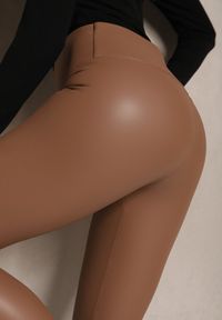 Renee - Jasnobrązowe Legginsy z Imitacji Skóry High Waist z Polarem Selabra. Okazja: na co dzień. Stan: podwyższony. Kolor: brązowy. Materiał: skóra, polar. Styl: casual #2
