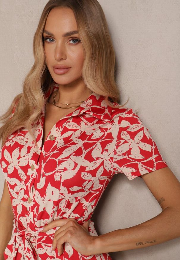 Renee - Czerwona Kwiecista Sukienka z Wiskozą o Koszulowym Kroju z Wiązanym Paskiem Zeranella. Okazja: na imprezę, na spacer. Typ kołnierza: kołnierzyk klasyczny. Kolor: czerwony. Materiał: wiskoza. Długość rękawa: krótki rękaw. Sezon: lato. Typ sukienki: koszulowe. Styl: klasyczny