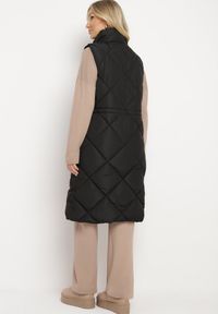Born2be - Czarna Pikowana Kamizelka o Długim Kroju ze Stójką i Kieszeniami Avatheia. Okazja: na co dzień. Typ kołnierza: kołnierzyk stójkowy. Kolor: czarny. Materiał: jeans. Długość: długie. Wzór: aplikacja. Styl: klasyczny, casual, elegancki #4