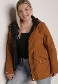 Born2be - Brązowo-Czarna Przejściowa Kurtka Dwustronna Parka z Pikowaniem i Kapturem Tidare. Okazja: na co dzień, na spacer. Kolekcja: plus size. Kolor: brązowy. Materiał: jeans, poliester. Styl: casual, sportowy #7