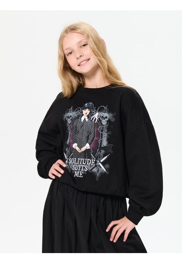 Sinsay - Bluza crewneck z nadrukiem Wednesday - czarny. Kolor: czarny. Wzór: nadruk