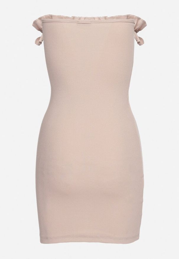 Born2be - Beżowa Dopasowana Sukienka Bandeau Prążkowana bez Ramiączek z Falbanką przy Dekolcie Vikorry. Okazja: na co dzień. Kolor: beżowy. Materiał: prążkowany. Długość rękawa: bez ramiączek. Sezon: wiosna, lato. Typ sukienki: proste. Styl: casual