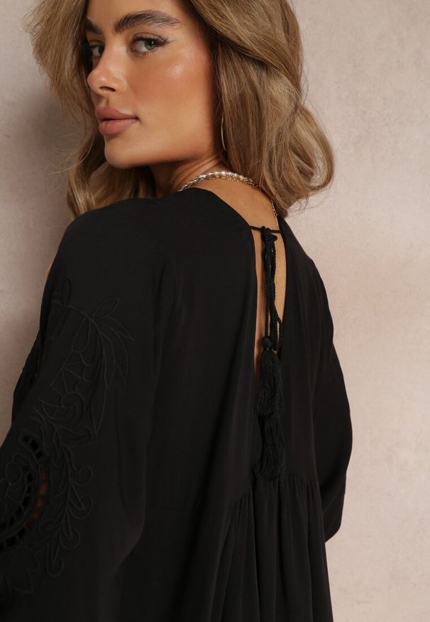 Renee - Czarna Bluzka Wiązana na Plecach z Ażurowym Haftem z Wiskozy Conleia. Kolor: czarny. Materiał: wiskoza. Wzór: ażurowy, haft. Styl: boho