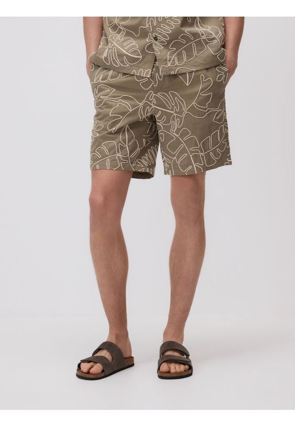 Reserved - Szorty regular fit - oliwkowy. Kolor: oliwkowy. Materiał: bawełna, tkanina