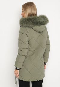 Born2be - Ciemnozielona Pikowana Kurtka z Kapturem z Futrem i Ściągaczami przy Rękawach Dacce. Okazja: na co dzień. Typ kołnierza: kaptur. Kolor: zielony. Materiał: futro. Styl: casual #5