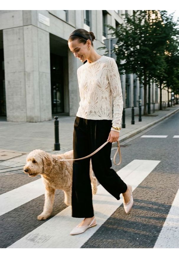 Sinsay - Ażurowa bluzka z długim rękawem - kremowy. Kolor: kremowy. Długość rękawa: długi rękaw. Długość: długie. Wzór: ażurowy