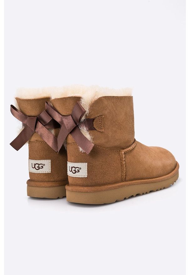 Ugg - UGG - Botki dziecięce Mini Bailey Bow II. Nosek buta: okrągły. Kolor: beżowy