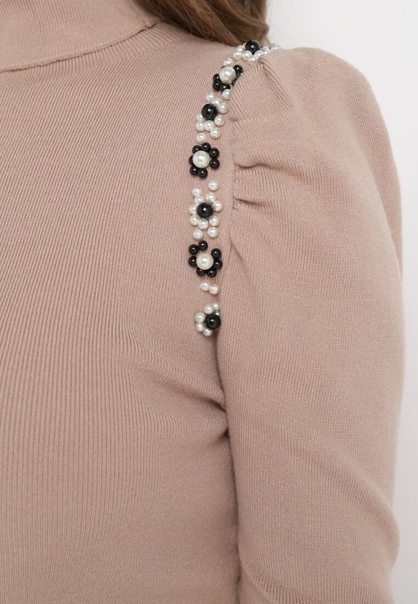 Born2be - Ciemnobeżowy Sweter z Golfem z Bufiastymi Rękawami z Perłową Kompozycją Rutta. Typ kołnierza: golf. Kolor: beżowy. Materiał: materiał. Wzór: aplikacja. Sezon: zima