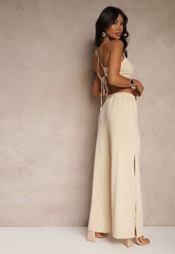 Renee - Beżowy Komplet z Wiskozą Wiązany Top i Spodnie o Szerokim Kroju z Rozcięciami Zilavira. Kolor: beżowy. Materiał: wiskoza