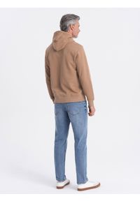 Ombre Clothing - Męska bluza dresowa kangurka z kapturem - brązowa V2 OM-SSBN-0177 - L. Okazja: na co dzień. Typ kołnierza: kaptur. Kolor: brązowy. Materiał: dresówka. Wzór: aplikacja. Styl: klasyczny, casual #5