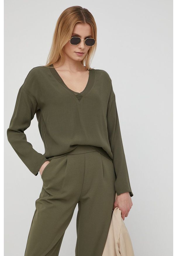 Vero Moda bluzka damska kolor zielony gładka. Okazja: na co dzień. Kolor: zielony. Materiał: tkanina, materiał, wiskoza. Długość rękawa: długi rękaw. Długość: długie. Wzór: gładki. Styl: casual
