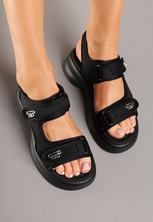 Renee - Czarne Sandały Chunky na Grubej Podeszwie Tersekia. Okazja: na co dzień. Zapięcie: rzepy. Kolor: czarny. Materiał: jeans. Wzór: aplikacja. Obcas: na platformie. Styl: casual
