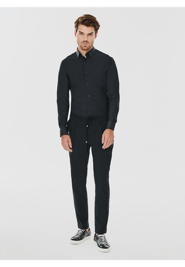 Pako Lorente - PAKO LORENTE – Spodnie garniturowe w kolorze czarnym. Kolor: czarny. Materiał: poliamid, elastan. Wzór: gładki