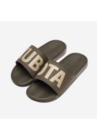 Klapki Kubota Pro 2.0 Khaki. Okazja: na plażę, na co dzień. Kolor: brązowy. Materiał: mikrofibra. Szerokość cholewki: normalna. Sport: pływanie