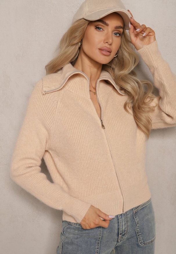 Renee - Beżowy Kardigan z Wełną o Kroju z Golfem i Zapięciem na Zamek Zinfria. Okazja: na spacer, do pracy. Typ kołnierza: golf. Kolor: beżowy. Materiał: wełna. Styl: elegancki