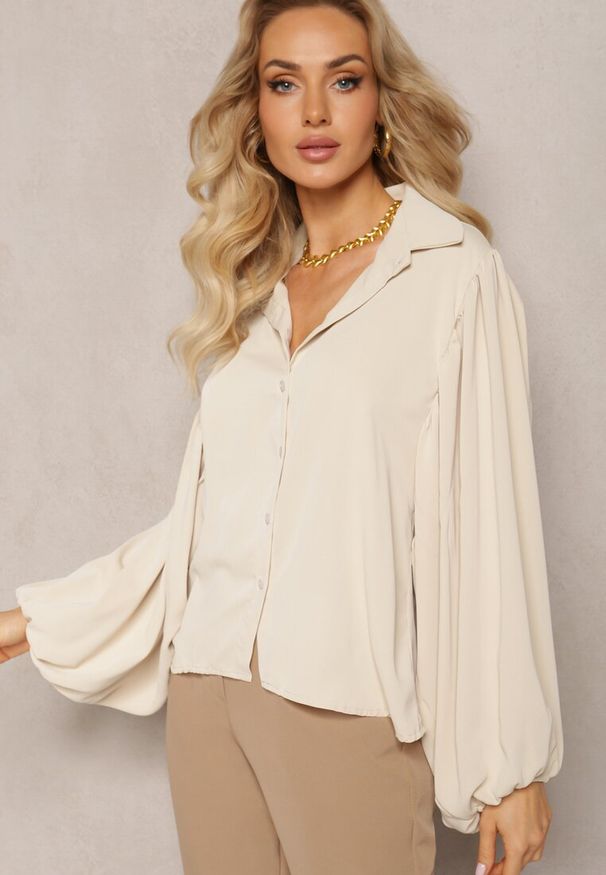 Renee - Jasnobeżowa Koszula z Bufiastymi Rękawami Zdobionymi Plisowaniem Marayati. Kolor: beżowy. Wzór: aplikacja