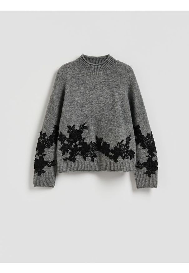 Reserved - Sweter z ozdobną aplikacją - szary. Kolor: szary. Materiał: wełna, dzianina. Wzór: aplikacja
