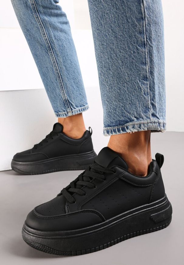 Renee - Czarne Sneakersy Sznurowane na Platformie Kior. Kolor: czarny. Obcas: na platformie