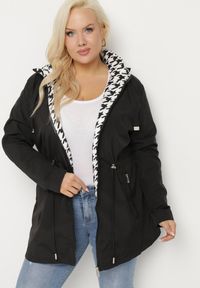 Born2be - Czarna Kurtka Wiatrówka o Kroju Parki z Odpinanym Kapturem Nalinora. Okazja: na co dzień. Kolekcja: plus size. Kolor: czarny. Materiał: dzianina, jeans. Długość rękawa: długi rękaw. Długość: długie. Wzór: aplikacja. Styl: klasyczny, casual, elegancki #3