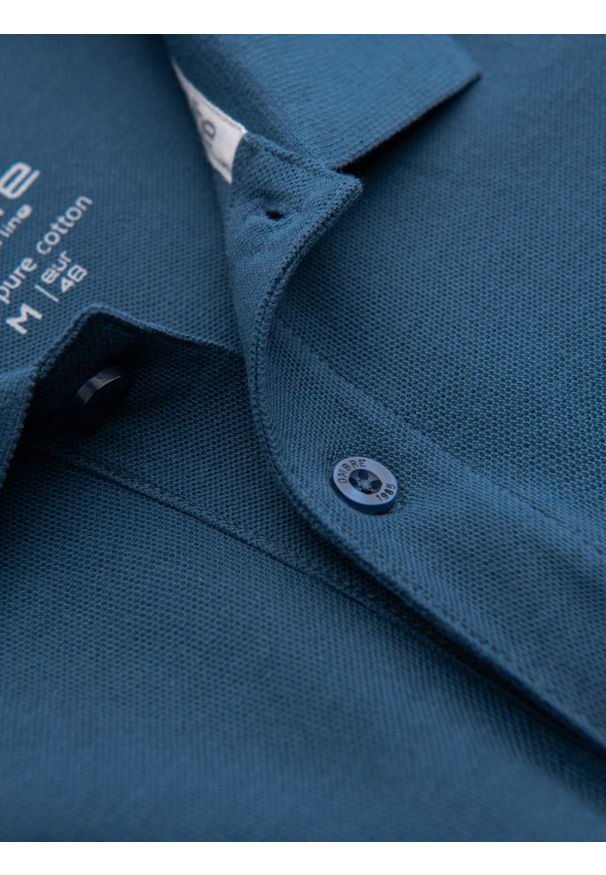 Ombre Clothing - Jednokolorowa koszulka polo męska BASIC z dzianiny pique - ciemnoniebieska V13 - Rozmiar: M. Okazja: na co dzień. Typ kołnierza: polo. Kolor: niebieski. Materiał: dzianina. Wzór: haft, aplikacja, jednolity. Styl: sportowy, wizytowy, casual