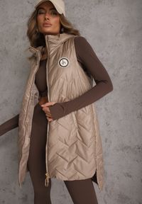 Renee - Brązowa Długa Pikowana Kamizelka z Kapturem i Ozdobną Naszywką Mentape. Typ kołnierza: kaptur. Kolor: brązowy. Długość: długie. Wzór: aplikacja. Styl: sportowy #3