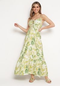 Born2be - Zielona Sukienka z Wiskozy i Bawełny Rozkloszowana w Kwiatowy Print z Ozdobnym Wiązaniem Wiama. Okazja: na co dzień. Kolor: zielony. Materiał: bawełna, wiskoza. Wzór: kwiaty, nadruk. Typ sukienki: rozkloszowane. Styl: casual, elegancki #1