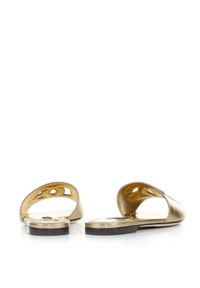 DOLCE & GABBANA - Złote klapki z wyciętym logo. Kolor: złoty