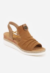 Born2be - Jasnobrązowe Sandały na Koturnie z Marszczoną Cholewką i Metaliczną Aplikacją Teodlar. Zapięcie: bez zapięcia. Kolor: brązowy. Materiał: jeans, len. Wzór: aplikacja. Sezon: lato. Obcas: na koturnie. Styl: boho. Wysokość obcasa: średni #4