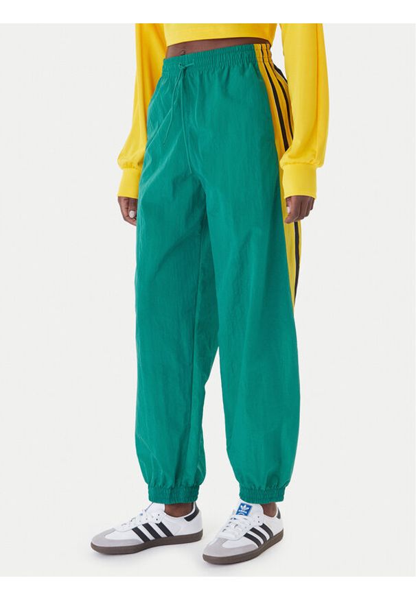 Adidas - adidas Spodnie dresowe Sport Santiago KD2971 Zielony Loose Fit. Kolor: zielony. Materiał: syntetyk