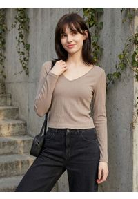 Sinsay - Bluzka z długim rękawem i koronką przy dekolcie - brązowy. Kolor: brązowy. Materiał: koronka. Długość rękawa: długi rękaw. Długość: długie. Wzór: koronka #1