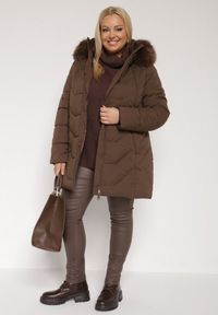 Born2be - Brązowa Pikowana Kurtka Zimowa z Kapturem i Futrem z Możliwością Odpięcia Fedrika. Okazja: na co dzień. Typ kołnierza: kaptur. Kolekcja: plus size. Kolor: brązowy. Materiał: futro. Sezon: zima. Styl: casual #6