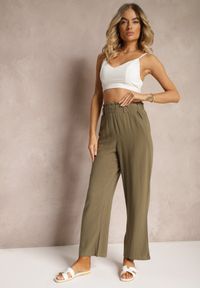 Renee - Ciemnozielone Spodnie Regular w Prążki High Waist Sallamia. Okazja: na co dzień. Stan: podwyższony. Kolor: zielony. Materiał: tkanina. Wzór: prążki. Styl: klasyczny, elegancki, casual