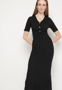 Born2be - Czarna Dzianinowa Sukienka z Wiskozą o Taliowanym Kroju z Guzikami Fenallea. Okazja: do pracy, na spotkanie biznesowe. Kolor: czarny. Materiał: wiskoza, dzianina. Styl: elegancki, biznesowy #2