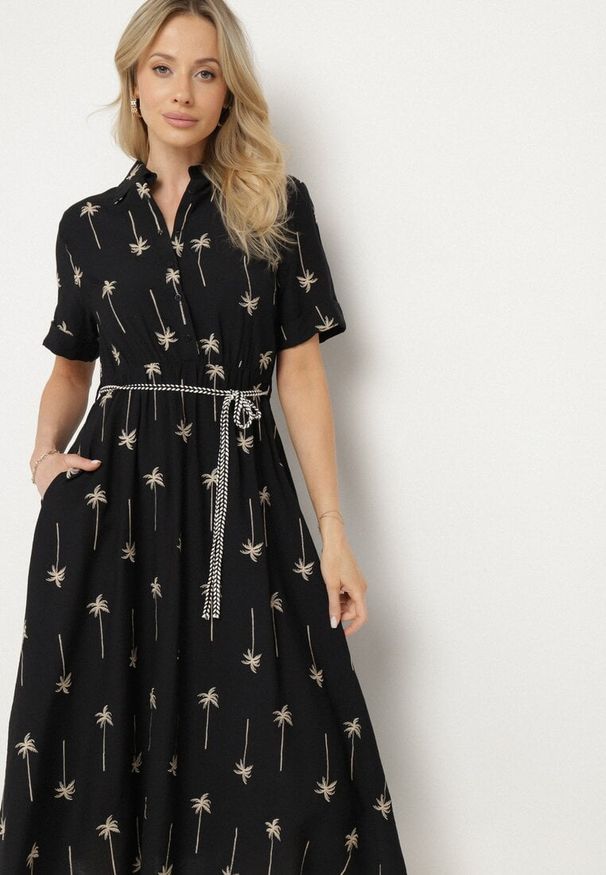 Born2be - Czarna Rozkloszowana Sukienka z Wiskozy o Koszulowym Kroju z Wiązanym Paskiem Lisalinea. Okazja: na co dzień. Kolor: czarny. Materiał: wiskoza. Długość rękawa: krótki rękaw. Typ sukienki: koszulowe. Styl: elegancki, klasyczny, casual